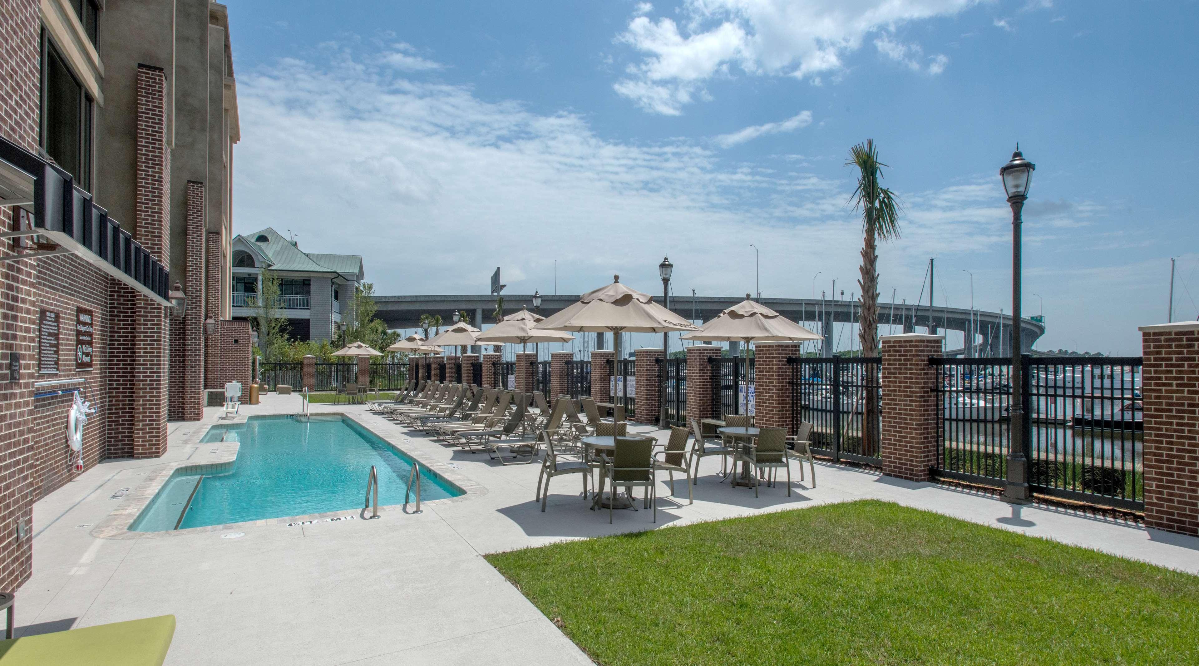 Hilton Garden Inn Charleston Waterfront/Downtown Exterior photo