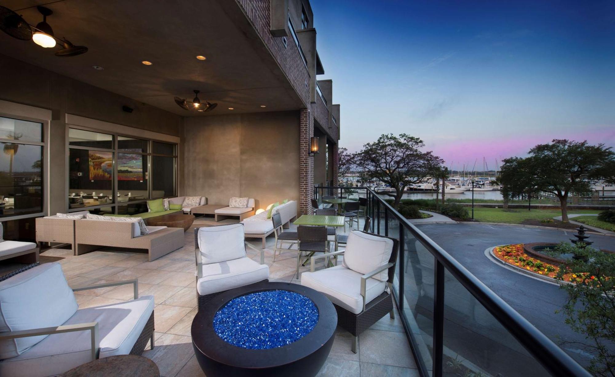 Hilton Garden Inn Charleston Waterfront/Downtown Exterior photo